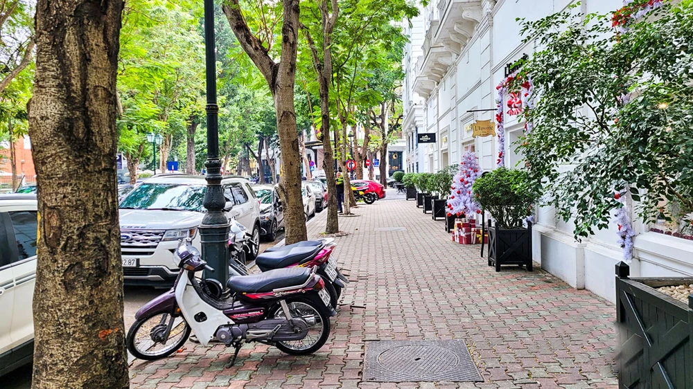 Một vỉa hè ở đường Lê Phụng Hiểu (Hà Nội) được thí điểm cho thuê vào đầu năm 2022.