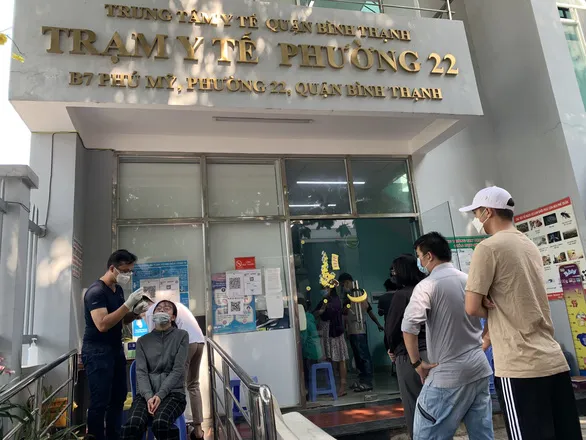 Người dân chen chúc chờ test, lấy giấy xác nhận khỏi bệnh, trạm y tế ở TP.HCM nói gì? - Ảnh 3. Người dân chen chúc chờ test, lấy giấy xác nhận khỏi bệnh, trạm y tế ở TP.HCM nói gì? - Ảnh 3.