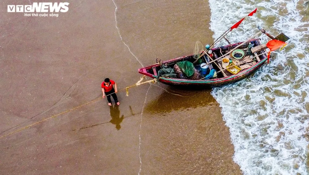 Hải sản biển Sầm Sơn hút khách mùa du lịch ảnh 10 Nhiều ngư dân vui mừng khi thuyền vừa cập bờ, hải sản đã được bán hết.