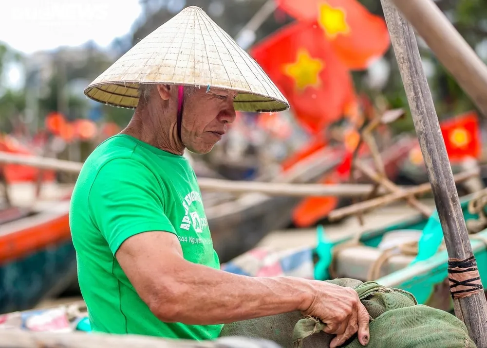 Hải sản biển Sầm Sơn hút khách mùa du lịch ảnh 13 Ông Vũ Như Phú vui mừng vì hải sản đánh bắt đều được bán hết trong một ngày./.