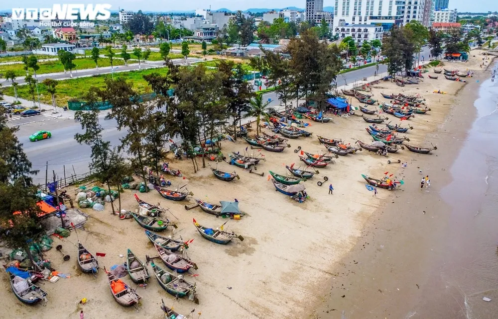 Hải sản biển Sầm Sơn hút khách mùa du lịch ảnh 2 Trong dịp nghỉ lễ 30/4 và 1/5, nhiều tiểu thương kinh doanh hải sản ở biển Sầm Sơn hào hứng vì lượng hải sản tiêu thụ cho khách du lịch gấp 4 - 5 lần so với ngày thường.