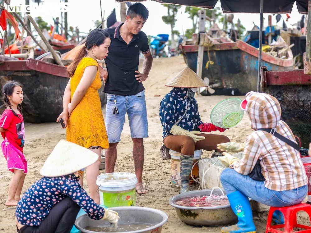 Hải sản biển Sầm Sơn hút khách mùa du lịch ảnh 5 Rất đông khách du lịch tập trung tại các điểm bán hải sản ở bãi tắm D nằm trên đường Hồ Xuân Hương (TP Sầm Sơn) để chọn mua hải sản về làm quà. Tại đây, hải sản rất phong phú như: sò lông, cá, ghẹ, mực…được du khách đánh giá rất tươi ngon, giá cả phải chăng.
