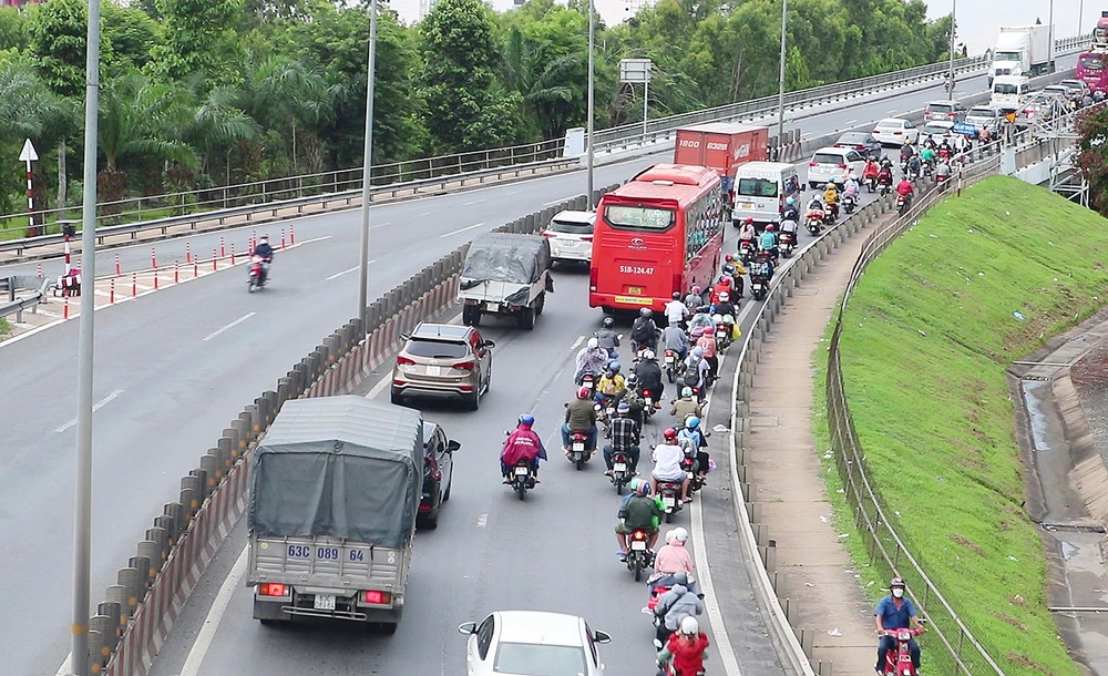 Các phương tiện di chuyển khá chậm qua cầu Mỹ Thuận, hướng từ ĐBSCL đi TPHCM Ảnh: QUỐC AN