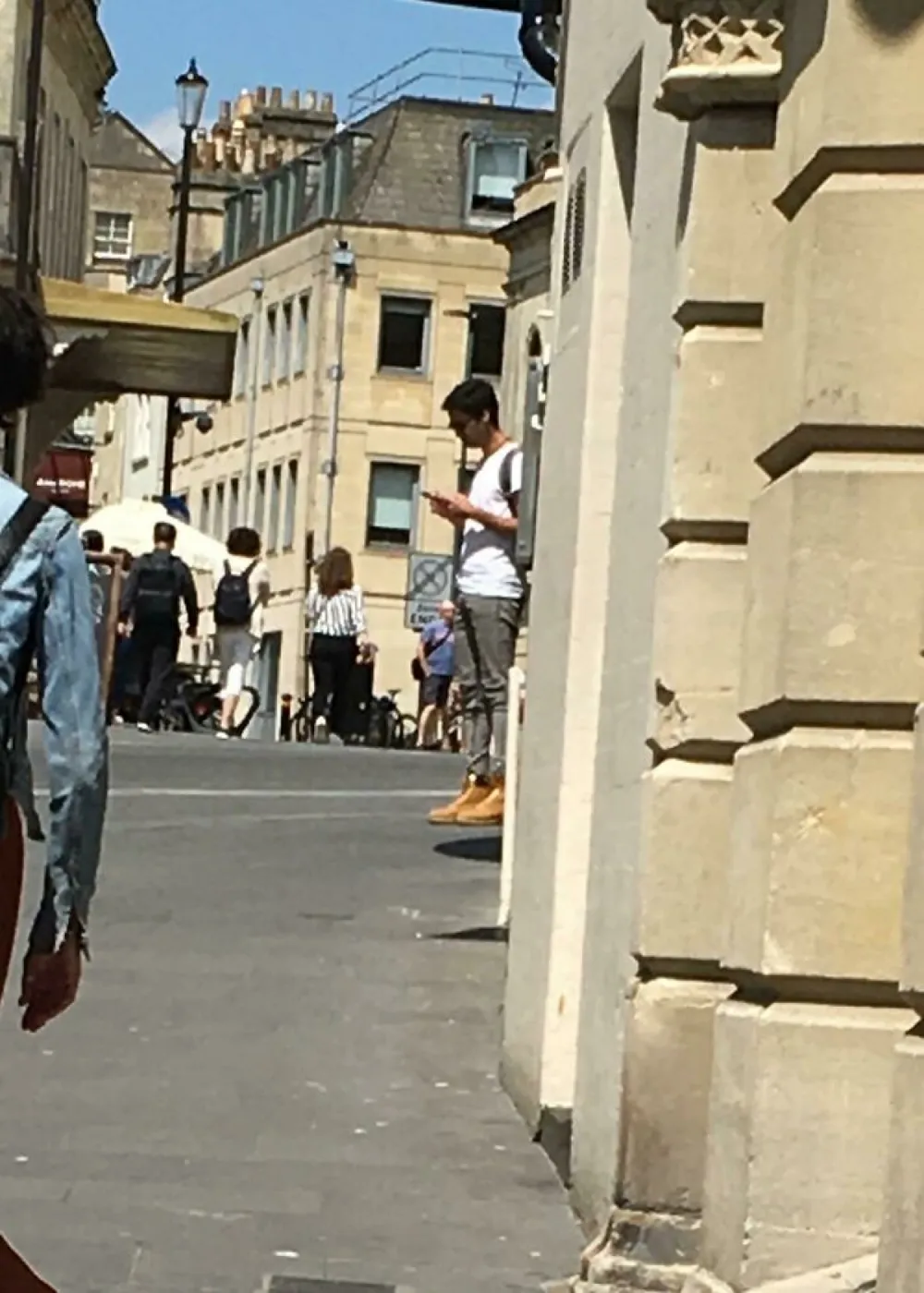 Bóng và dốc khiến chàng trai này trông như đang lơ lửng trên không.