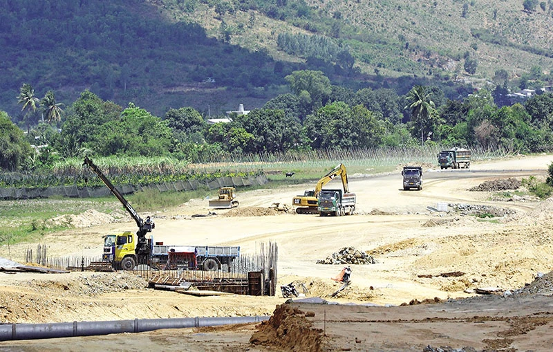 Giá các loại nguyên vật liệu không ngừng “leo thang” khiến cácnhà thầudự ánđầu tưcông có xu hướng chờ đợi để được bù giá