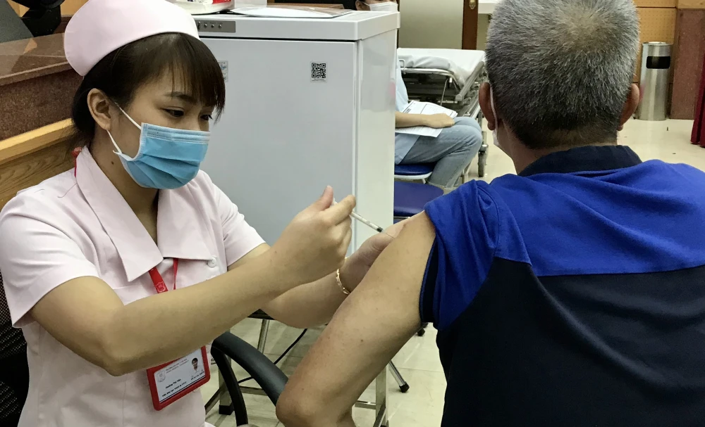 Nhân viên y tế đến tận nhà tiêm vaccine cho người cao tuổi