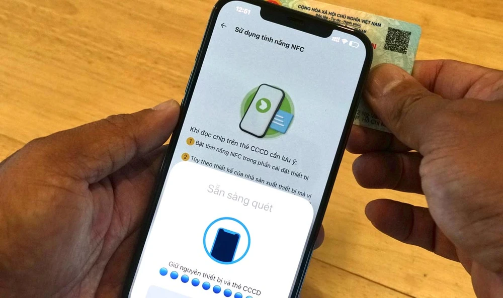 Người dân kích hoạt tài khoản định danh điện tử VNeID qua tính năng NFC của điện thoại thông minh Ảnh: Hoàng Hùng
