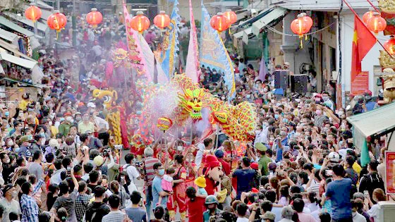 Lễ hội Nguyên tiêu đầy màu sắc ở quận 5 thu hút sự quan tâm, theo dõi của đông đảo người dân, du khách. Ảnh: DŨNG PHƯƠNG