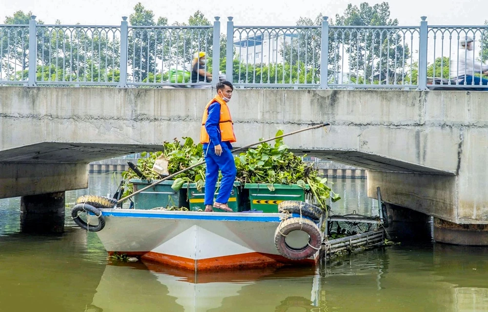 Những cây cầu bắc ngang kênh Nhiêu Lộc-Thị Nghè có độ tĩnh không quá thấp làm sao phát triển du lịch sông nước.