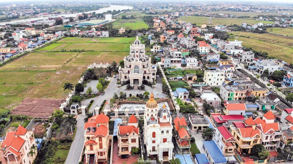 Những ngôi làng vùng quê với những căn nhà hoành tráng, đường đi thông thoáng nhưng rất vắng lặng. 