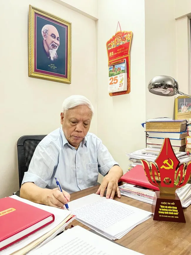 PGS.TS Nguyễn Trọng Phúc - tác giả bài viết tại phòng làm việc.