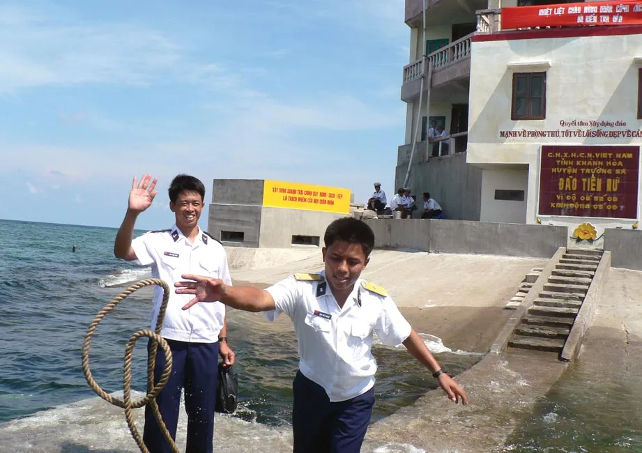 Niềm vui của các chiến sĩ hải quân trên đảo Tiên Nữ khi đón khách từ đất liền ra thăm đảo. Ảnh: TRẦN BÌNH Niềm vui của các chiến sĩ hải quân trên đảo Tiên Nữ khi đón khách từ đất liền ra thăm đảo. Ảnh: TRẦN BÌNH