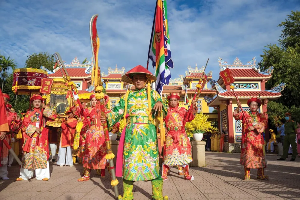 Lần đầu tiên tại Festival Huế 2022, lễ nghinh rước Thánh Mẫu bằng đường bộ trong lễ hội điện Huệ Nam được tái hiện. Lần đầu tiên tại Festival Huế 2022, lễ nghinh rước Thánh Mẫu bằng đường bộ trong lễ hội điện Huệ Nam được tái hiện.