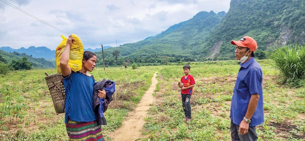 Người Trường Sơn hiền hậu, chất phác, hiếu khách. Nhà nghiên cứu Nguyễn Văn Tráng trao đổi với người dân bản Khe Cát. Ảnh: M.PHONG