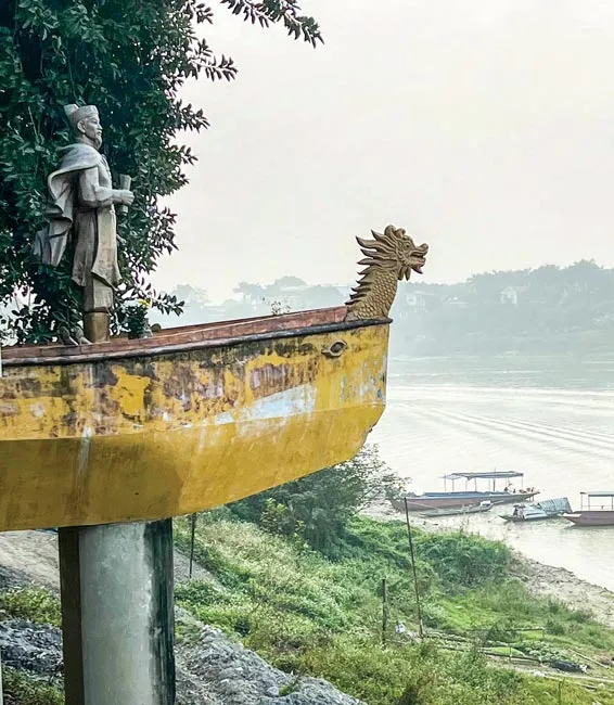 Tượng đài Chiêu Văn Vương Trần Nhật Duật ở đền Tam Giang. Tượng đài Chiêu Văn Vương Trần Nhật Duật ở đền Tam Giang.