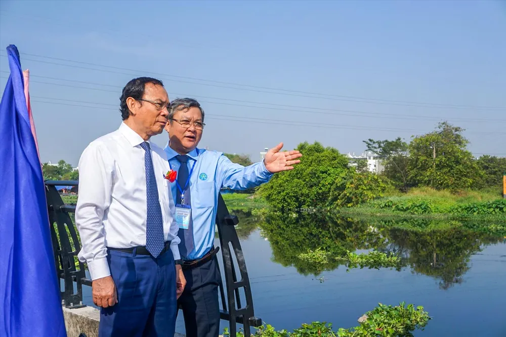 Bí thư Thành ủy TPHCM Nguyễn Văn Nên khảo sát dòng kênh. Bí thư Thành ủy TPHCM Nguyễn Văn Nên khảo sát dòng kênh.