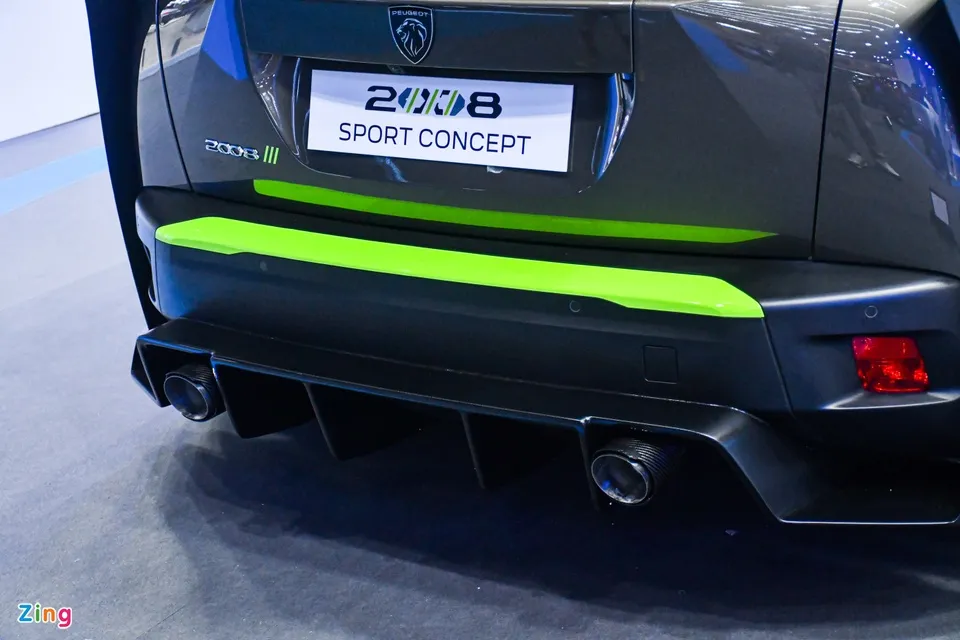 Phía dưới cũng có sự thay đổi với phần cản thể thao hơn và ốp ống xả carbon. Phía dưới cũng có sự thay đổi với phần cản thể thao hơn và ốp ống xả carbon.