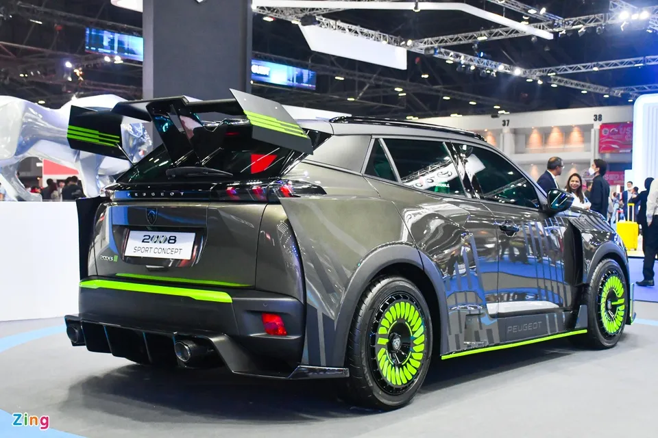 Điểm nhấn trên Peugeot 2008 Sport Concept là cánh gió cỡ lớn phía sau. Đây là loại cánh gió cố định và được gắn vào phần kính hậu. Điểm nhấn trên Peugeot 2008 Sport Concept là cánh gió cỡ lớn phía sau. Đây là loại cánh gió cố định và được gắn vào phần kính hậu.