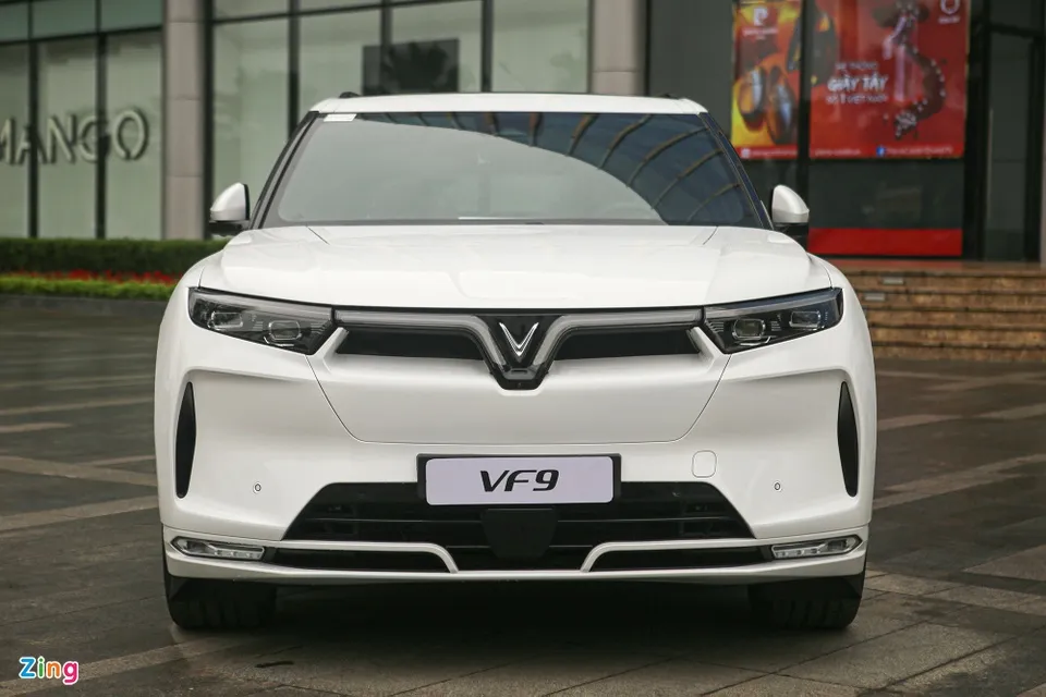 So với phiên bản tiền sản xuất từng được trưng bày trước đây, VF 9 bản thương mại không có sự thay đổi. Mẫu SUV cỡ lớn này có 2 tùy chọn ghế ngồi, tuy nhiên đợt bàn giao đầu chỉ có duy nhất bản 6 ghế. So với phiên bản tiền sản xuất từng được trưng bày trước đây, VF 9 bản thương mại không có sự thay đổi. Mẫu SUV cỡ lớn này có 2 tùy chọn ghế ngồi, tuy nhiên đợt bàn giao đầu chỉ có duy nhất bản 6 ghế.