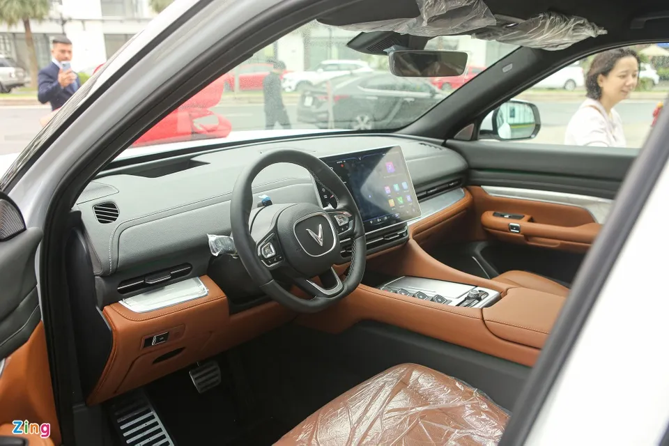 Tùy từng phiên bản, nội thất VinFast VF 9 sẽ có sự khác biệt về trang bị. Chẳng hạn những tùy chọn như cửa sổ trời toàn cảnh, gương chiếu hậu ngoài chống chói tự động... chỉ có trên phiên bản Plus. Tùy từng phiên bản, nội thất VinFast VF 9 sẽ có sự khác biệt về trang bị. Chẳng hạn những tùy chọn như cửa sổ trời toàn cảnh, gương chiếu hậu ngoài chống chói tự động... chỉ có trên phiên bản Plus.