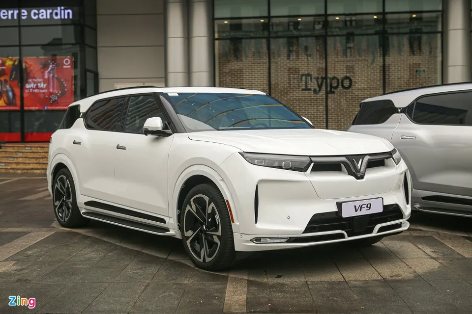 Sau hơn một năm mở đặt hàng, những khách hàng đầu tiên mua VinFast VF 9 đã được nhận xe. Hãng xe Việt Nam cho biết lô xe VF 9 bàn giao đầu tiên gồm 27 chiếc (9 chiếc tại Hà Nội, 9 chiếc ở Đà Nẵng và 9 chiếc tại TP.HCM). Sau hơn một năm mở đặt hàng, những khách hàng đầu tiên mua VinFast VF 9 đã được nhận xe. Hãng xe Việt Nam cho biết lô xe VF 9 bàn giao đầu tiên gồm 27 chiếc (9 chiếc tại Hà Nội, 9 chiếc ở Đà Nẵng và 9 chiếc tại TP.HCM).