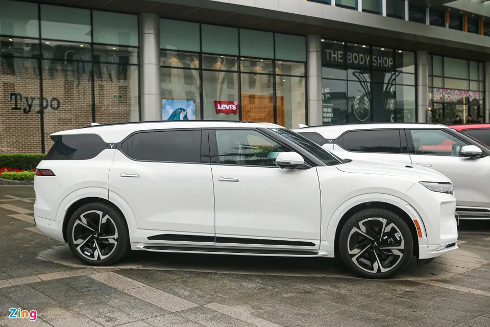 VF 9 hiện là mẫu xe lớn nhất trong dải sản phẩm của VinFast. Xe có kích thước tổng thể 5.118 x 2.254 x 1.696 mm (dài x rộng x cao). Những thông số của VF 9 đều nhỉnh hơn các đối thủ trong phân khúc như Ford Explorer (5.049 x 2.004 x 1.778 mm) hay Mitsubishi Pajero Sport (4.825 x 1.815 x 1.835 mm). VF 9 hiện là mẫu xe lớn nhất trong dải sản phẩm của VinFast. Xe có kích thước tổng thể 5.118 x 2.254 x 1.696 mm (dài x rộng x cao). Những thông số của VF 9 đều nhỉnh hơn các đối thủ trong phân khúc như Ford Explorer (5.049 x 2.004 x 1.778 mm) hay Mitsubishi Pajero Sport (4.825 x 1.815 x 1.835 mm).