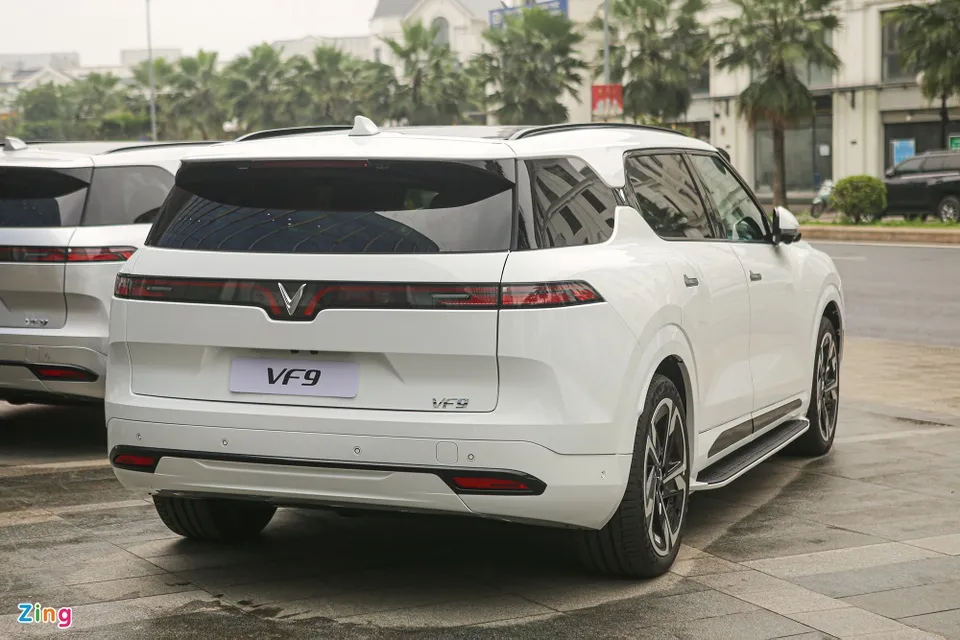 Điểm nhấn phần đuôi là cụm đèn hậu mỏng, gạt mưa đặt phía trên cánh gió... Điểm nhấn phần đuôi là cụm đèn hậu mỏng, gạt mưa đặt phía trên cánh gió...