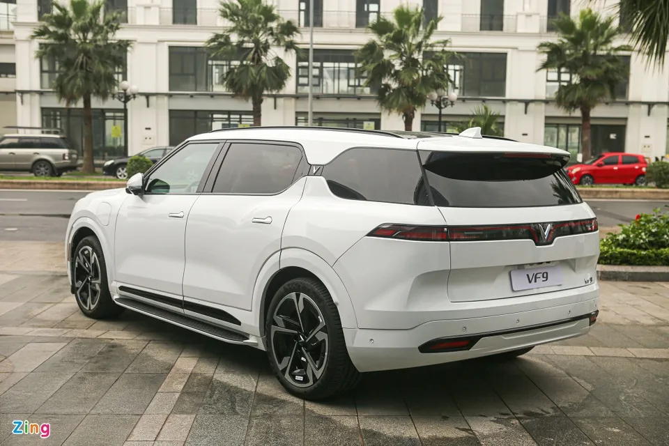 Tay nắm cửa thiết kế ẩn, khi sử dụng chỉ cần dùng lực ấn vào phía sau rồi mở ra như tay nắm thông thường. Thiết kế này giúp xe giảm lực cản khi di chuyển. Tay nắm cửa thiết kế ẩn, khi sử dụng chỉ cần dùng lực ấn vào phía sau rồi mở ra như tay nắm thông thường. Thiết kế này giúp xe giảm lực cản khi di chuyển.