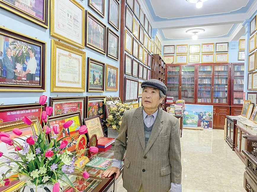 Nhà văn Minh Chuyên trong nhà trưng bày của bảo tàng. Nhà văn Minh Chuyên trong nhà trưng bày của bảo tàng.