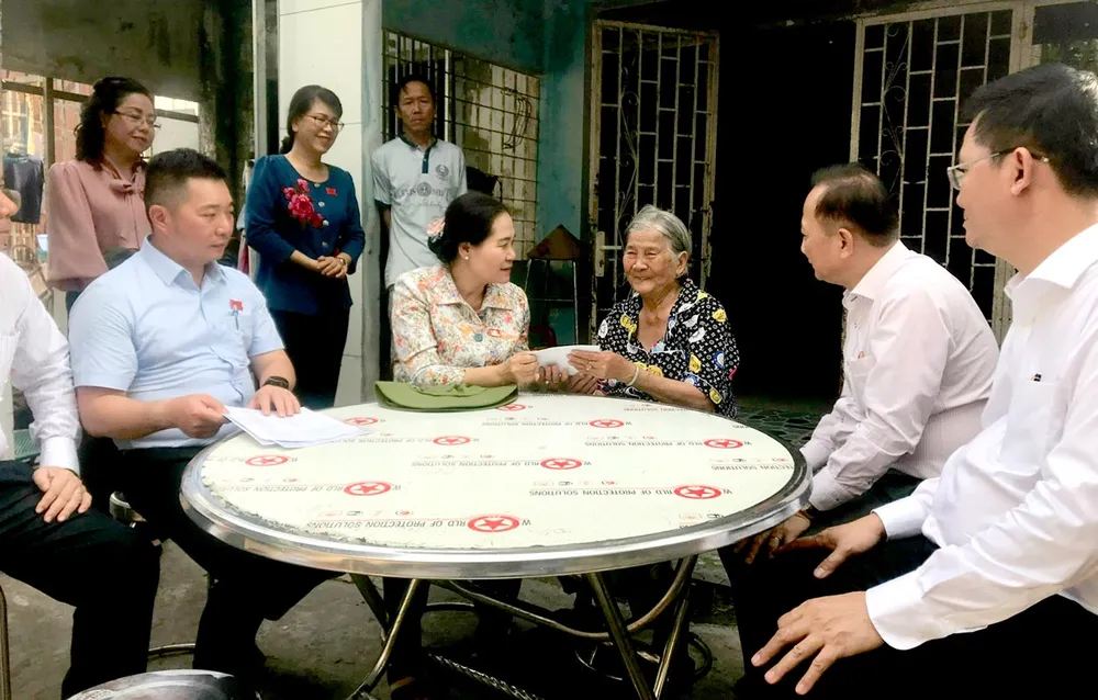 Chủ tịch HĐND TPHCM Nguyễn Thị Lệ thăm hỏi người dân có nhà, đất bị giải tỏa trắng trong dự án đường Vành đai 3, ở xã Phạm Văn Hai, huyện Bình Chánh