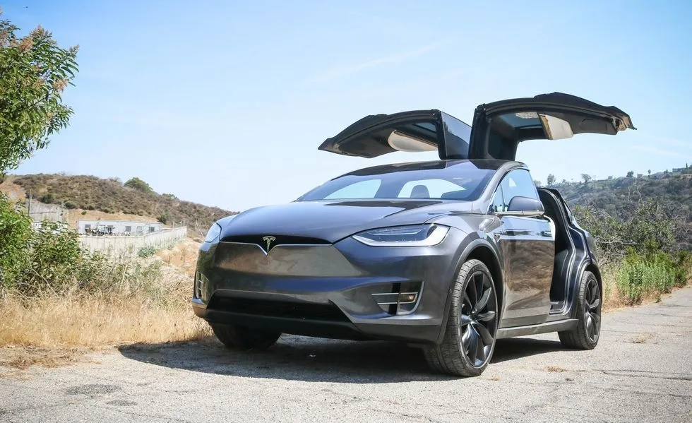 SUV điện ảnh 8 Tesla Model X gây ấn tượng nhờ khả năng tăng tốc, công nghệ hiện đại cùng thiết kế dạng mở hình cánh chim của 2 cánh cửa sau. Ở phiên bản Tiêu chuẩn, Tesla Model X được trang bị 2 động cơ điện giúp sản sinh công suất tối đa 670 mã lực. Sang phiên bản Plaid, mẫu SUV của Tesla được trang bị 3 động cơ giúp tạo thành công suất chung 1.020 mã lực, cho khả năng tăng tốc 0-96 km/h chỉ trong 2,5 giây. Giá bán của Tesla Model X hiện khởi điểm từ 101.380 USD. Ảnh: Tesla.