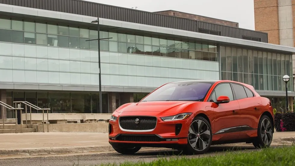 SUV điện ảnh 2 HotCars đánh giá Jaguar I-Pace là một trong những mẫu SUV cỡ nhỏ sở hữu tốc độ hàng đầu cùng thiết kế ấn tượng bậc nhất thị trường. Jaguar I-Pace mang đến cảm giác lái lôi cuốn, nội thất tinh tế cùng hàng loạt tính năng và công nghệ ấn tượng. Với 2 động cơ điện cùng hệ dẫn động 4 bánh làm tiêu chuẩn, Jaguar I-Pace sở hữu công suất tối đa 394 mã lực. Giá niêm yết của Jaguar I-Pace tại Mỹ ở mức 72.575 USD. Ảnh: Michael Simari/Car and Driver.