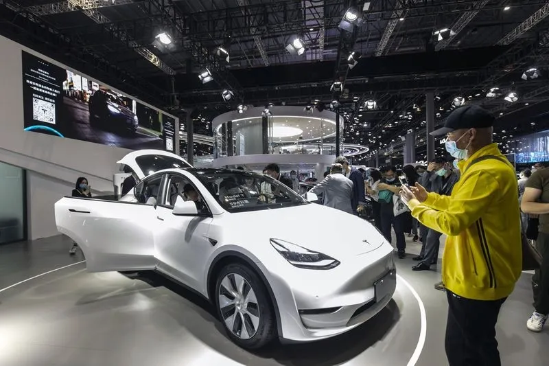SUV điện ảnh 1 Tại Mỹ, Tesla Model Y là một trong những mẫu SUV phổ biến nhất hiện nay. Về kiểu dáng bên ngoài, Model Y khá tương đồng với Model 3 nhưng sở hữu không gian rộng rãi hơn cùng thiết kế hiện đại kết hợp với hệ truyền động mạnh mẽ và hiệu quả. Phiên bản Long Range của Tesla Model Y sở hữu phạm vi hoạt động đến 531 km, đủ để đáp ứng đa dạng nhu cầu di chuyển. Giá bán của Tesla Model Y khởi điểm từ 46.990 USD tại thị trường Mỹ cho phiên bản Tiêu chuẩn và 53.990 USD ở phiên bản Performance. Ảnh: Bloomberg.