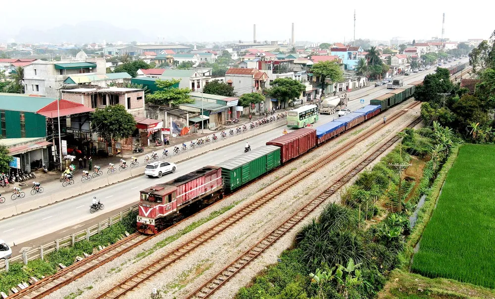 Đoàn xe lửa chở hàng hóa di chuyển tuyến Bắc - Nam qua địa phận tỉnh Ninh Bình Ảnh: HOÀNG HÙNG