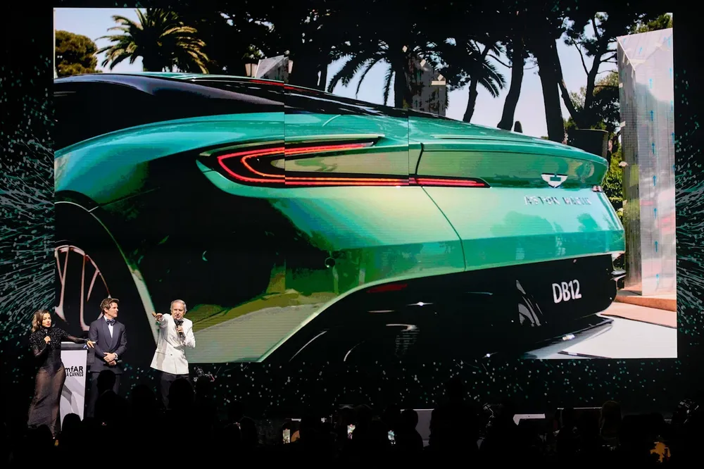 Xe được nâng cấp khá nhiều về thiết kế ngoại thất và nội thất. Đặc biệt hơn, hệ thống thông tin giải trí đã được hãng phát triển, thay vì sử dụng chung với Mercedes-Benz.