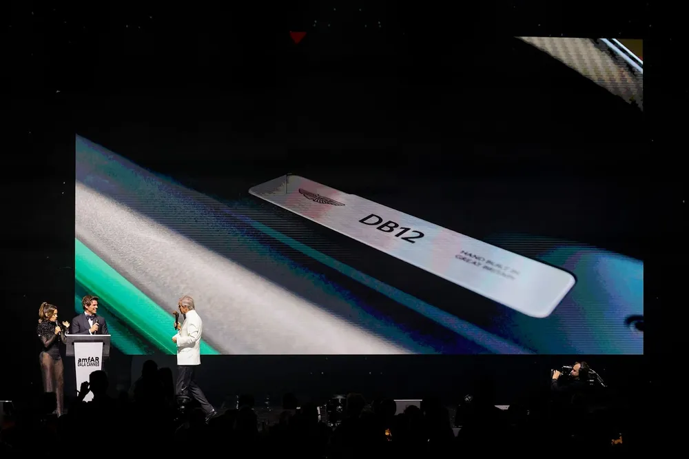 Aston Martin DB12 vẫn được lắp ráp thủ công tại Anh quốc. Ngoại thất chiếc xe này mang màu xanh Iridescent Emerald bắt mắt.