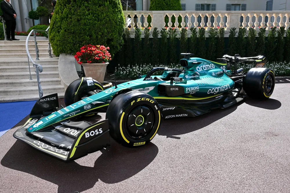 Tại sự kiện này, chiếc xe đua F1 AMR23 của Aston Martin cũng được trưng bày. 2 tay đua Fernando Alonso và Lance Stroll sẽ ký tặng trên nắp động cơ của chiếc DB12 đầu tiên.