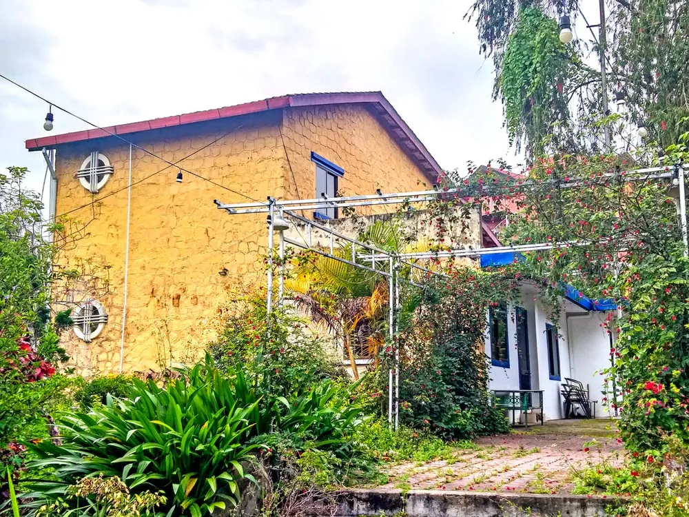 Một căn biệt thự trong khu Biệt thự Hỏa xa, đường Quang Trung bị cơi nới, xây dựng vá víu. Một căn biệt thự trong khu Biệt thự Hỏa xa, đường Quang Trung bị cơi nới, xây dựng vá víu.