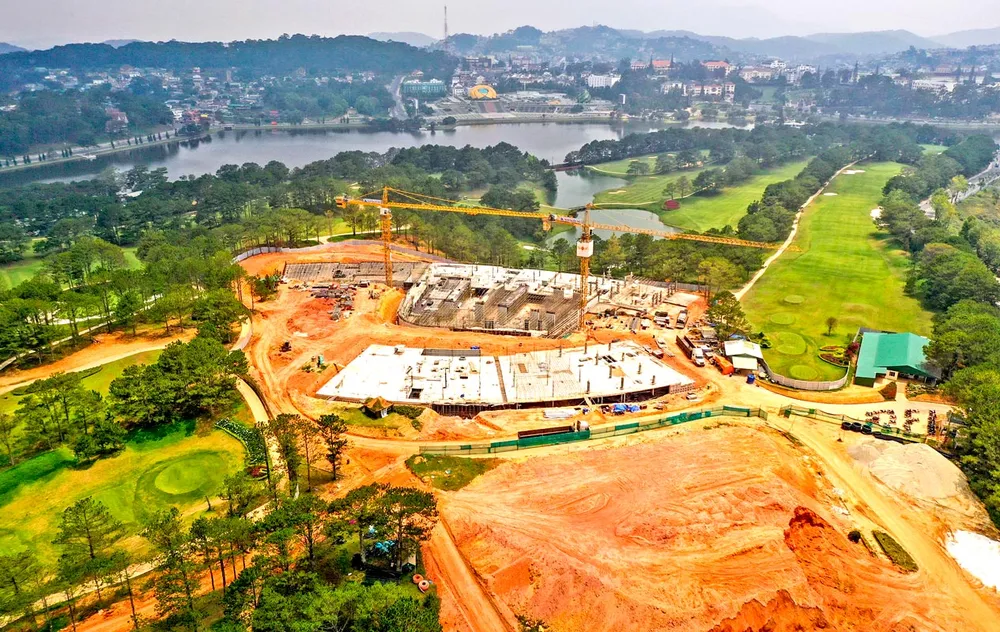 Một dự án đang được xây dựng trên đồi Cù. Một dự án đang được xây dựng trên đồi Cù.