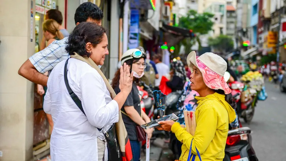 Đeo bám khách du lịch bán hàng - cảnh thường thấy ở các điểm du lịch Việt Nam.