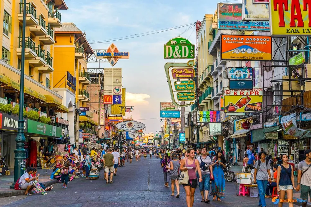 Một điểm du lịch tại Thái Lan, buôn bán hàng rong được đưa vào khu tập trung.