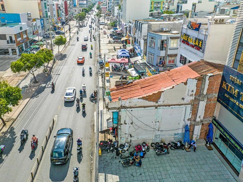 Một đoạn đường đã được giải phóng mặt bằng cho tuyến metro Số 2 Bến Thành - Tham Lương, TPHCM. Một đoạn đường đã được giải phóng mặt bằng cho tuyến metro Số 2 Bến Thành - Tham Lương, TPHCM.