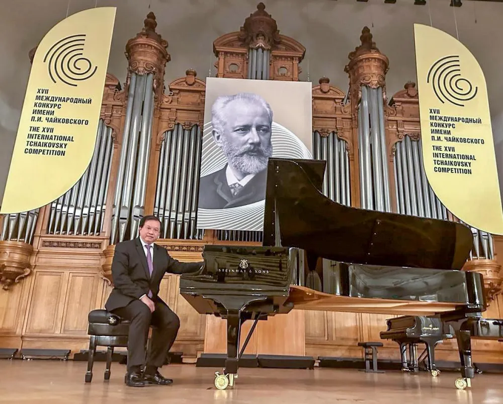 PGS.TS Tạ Quang Đông là người Việt Nam đầu tiên được mời chấm thi bộ môn piano tại concours P. I Tchaikovsky của Nga. PGS.TS Tạ Quang Đông là người Việt Nam đầu tiên được mời chấm thi bộ môn piano tại concours P. I Tchaikovsky của Nga.