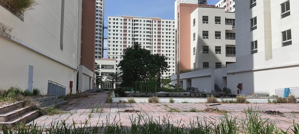 Hàng ngàn căn hộ TĐC xuống cấp theo thời gian. Ảnh: BÌNH MINH Hàng ngàn căn hộ TĐC xuống cấp theo thời gian. Ảnh: BÌNH MINH