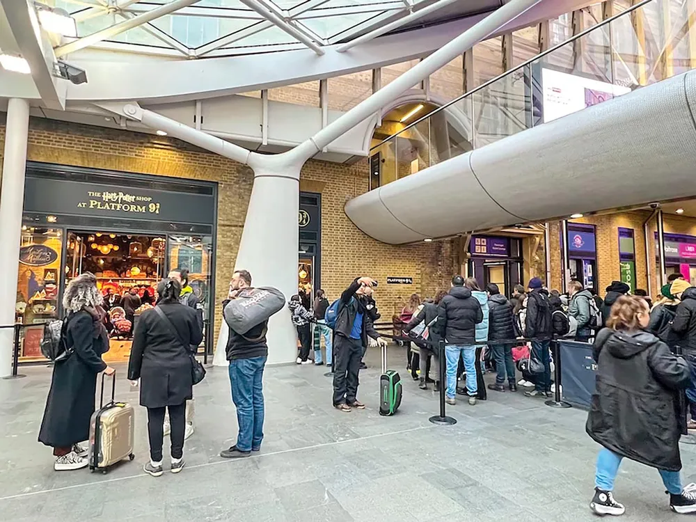 Du khách xếp hàng để được chụp ảnh tại khu vực PlatForm Chín- ba phần tư bên cạnh là Harry Potter Shop. Du khách xếp hàng để được chụp ảnh tại khu vực PlatForm Chín- ba phần tư bên cạnh là Harry Potter Shop.