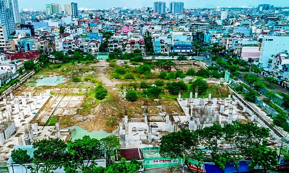 Dự án Chung cư Centa Park đã kéo dài hơn 10 năm và hiện nay đang là khu đất hoang hóa, rất lãng phí.