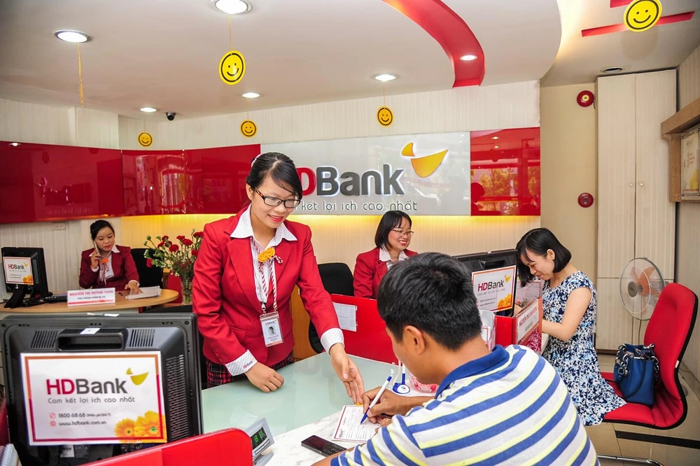 Khách hàng giao dịch tại HDBank.