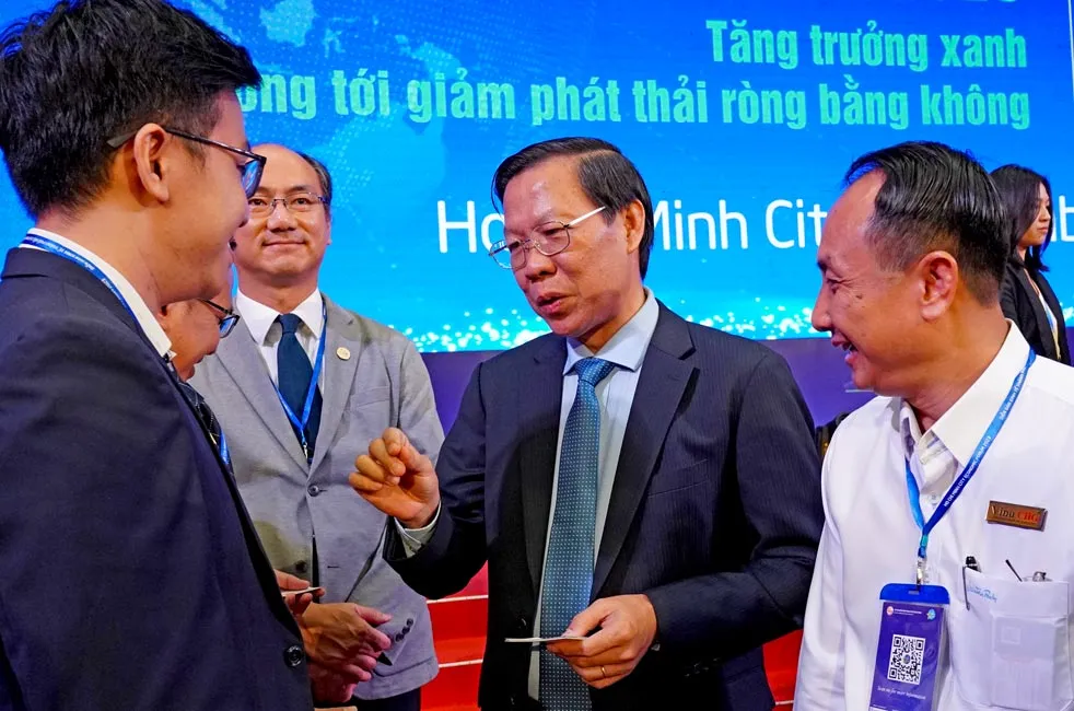 Chủ tịch UBND TPHCM Phan Văn Mãi trao đổi với các đại biểu tại diễn đàn. Chủ tịch UBND TPHCM Phan Văn Mãi trao đổi với các đại biểu tại diễn đàn.