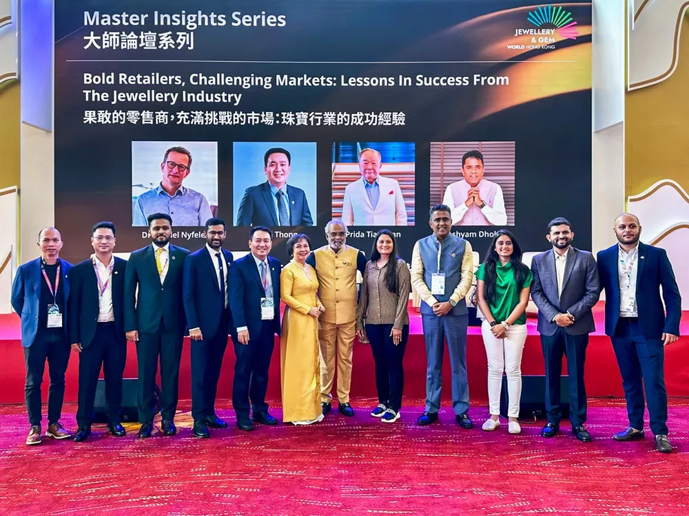 Ban tổ chức JWA trân trọng ghi nhận sự đóng góp của bà Cao Ngọc Dung đối với ngành kim hoàn Việt Nam. Ảnh: Hoài Anh Ban tổ chức JWA trân trọng ghi nhận sự đóng góp của bà Cao Ngọc Dung đối với ngành kim hoàn Việt Nam. Ảnh: Hoài Anh