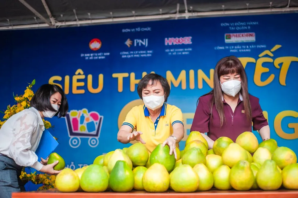 Bà Cao Ngọc Dung (áo vàng) dành nhiều tâm huyết phụng sự xã hội trong các hoạt động thiện nguyện, môi trường, phát triển con người, giáo dục và y tế... Ảnh: Xuân Lộc Bà Cao Ngọc Dung (áo vàng) dành nhiều tâm huyết phụng sự xã hội trong các hoạt động thiện nguyện, môi trường, phát triển con người, giáo dục và y tế... Ảnh: Xuân Lộc